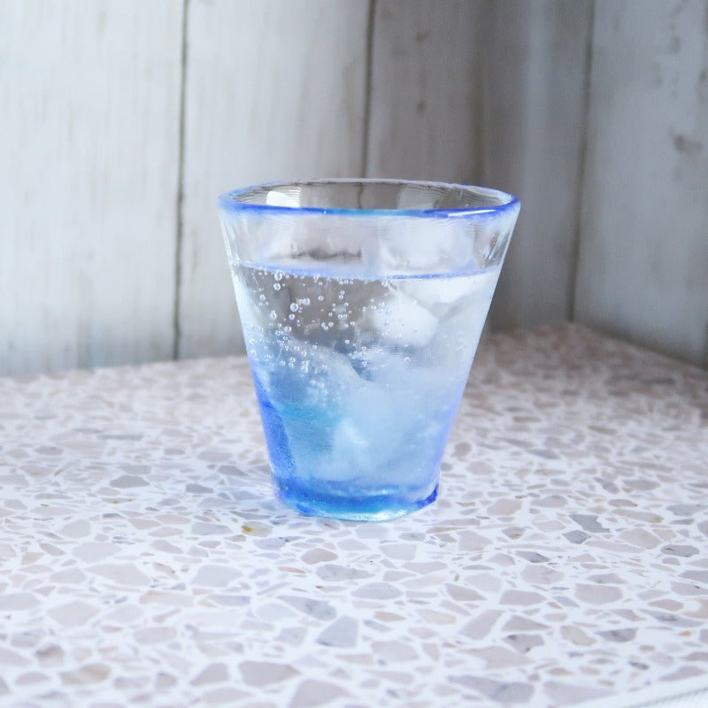 青い-ガラス-炭酸水